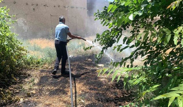 Karaman’da cami avlusundaki kuru otlar tutuştu