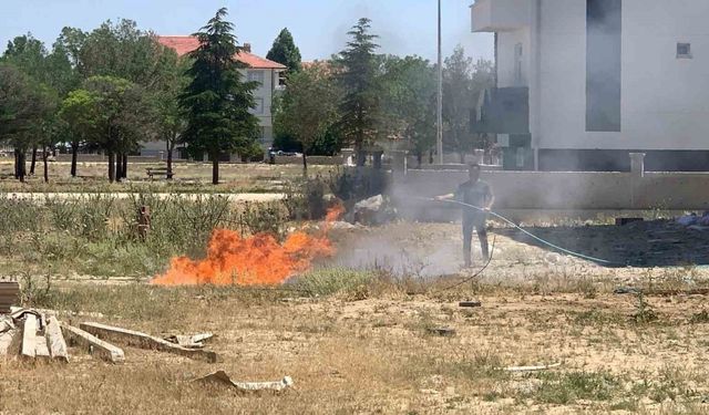 Karaman’da tutuşan inşaat atıkları büyümeden söndürüldü