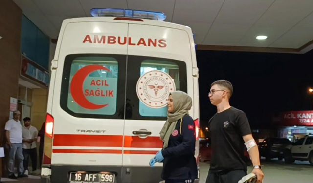 Motosiklet sürücüsü aracın altına girdi: 1 yaralı