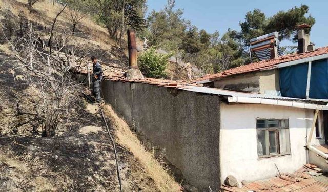 Otluk alanda çıkan yangın eve sıçramadan söndürüldü