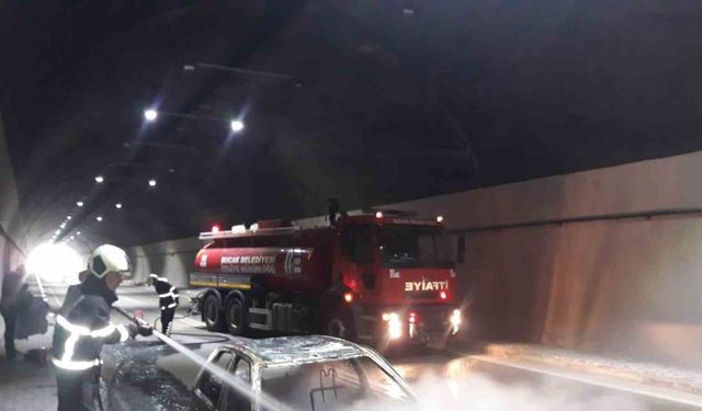 Tünel içinde alevlere teslim olan otomobil kullanılamaz hale geldi