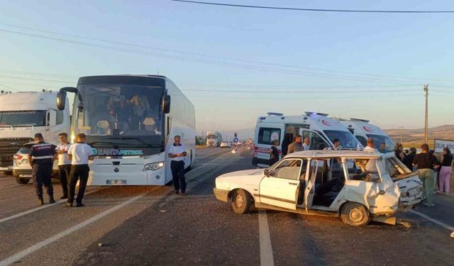 Adıyaman’da otobüs ile otomobil çarpıştı: 5 yaralı