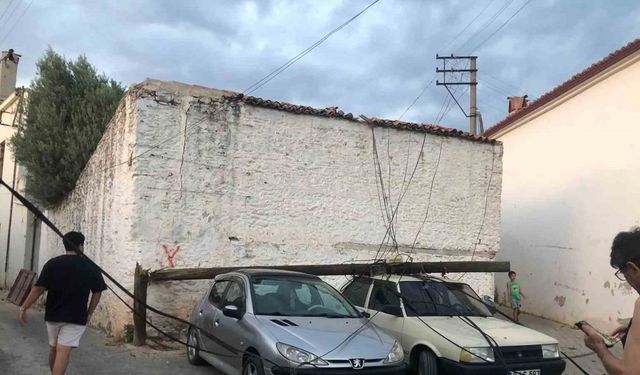 Ahşap direk araçların üzerine devrildi