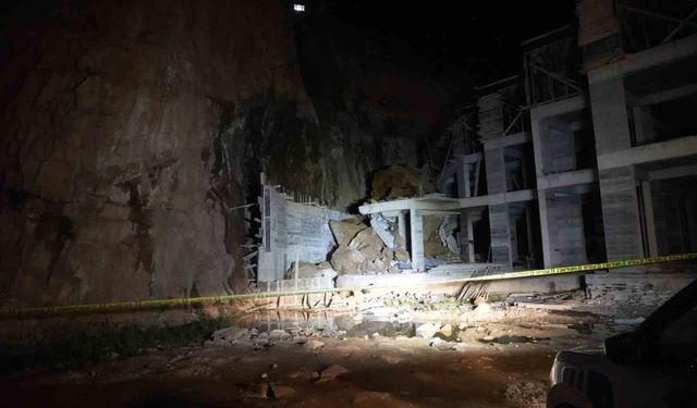 Gümüşhane'de yamaçtan kopan dev kayalar, inşaat halindeki binanın üstüne düştü