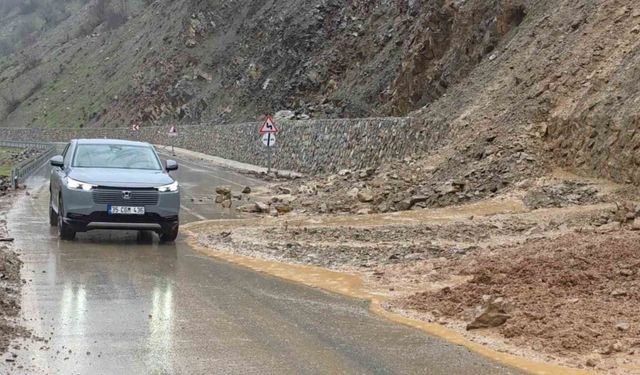 Hizan-Bahçesaray yoluna dökülen çamur ve kayalar temizlendi