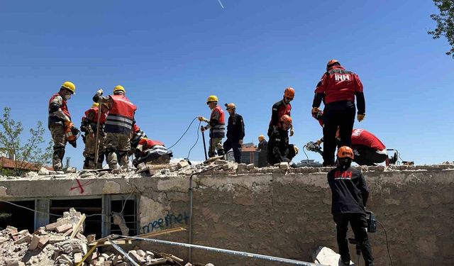 Uşak'ta gerçeği aratmayan deprem tatbikatı gerçekleştirildi