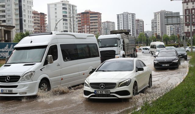Diyarbakır'da sağanak etkili oldu