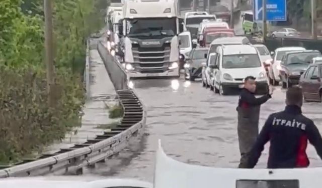 Alaplı'da sağanak ulaşımı felç etti