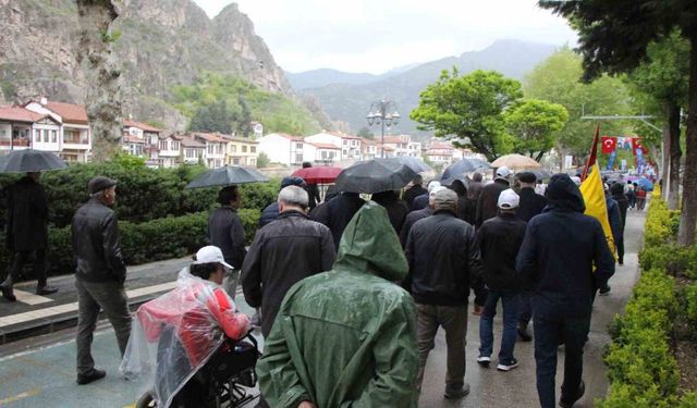 Amasya'da yağmur altında 1 Mayıs yürüyüşü