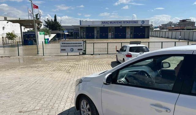 Araç muayenesine giden vatandaşlar sular altında kalan TÜVTÜRK ile karşılaştı