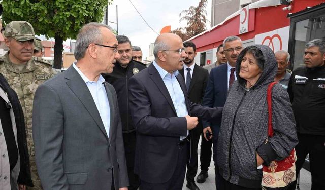Başkan Er, deprem sonrası sahada çalışmaları inceledi, vatandaşlarla bir araya geldi