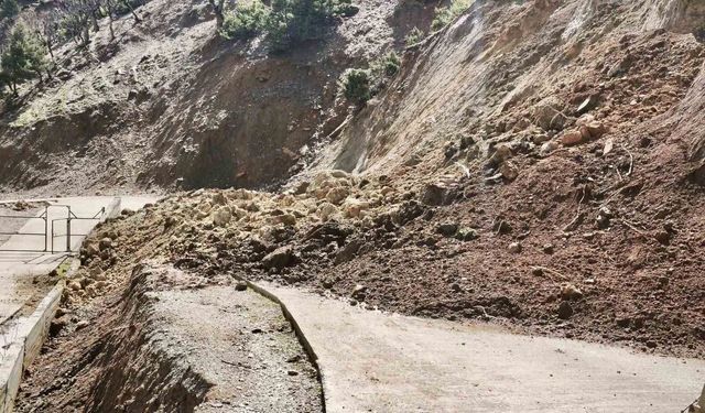 Batman'da sağanakla birlikte köy yolları heyelan nedeniyle ulaşıma kapandı