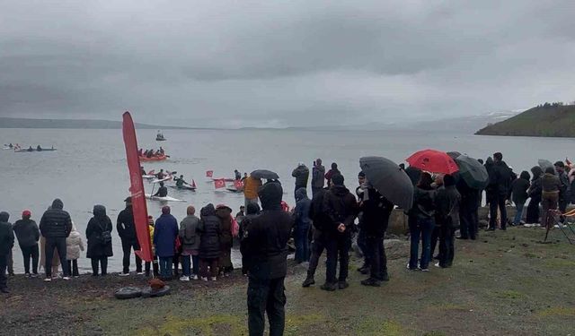Çıldırlı çocuklar 19 Mayıs'ta yaptığı su sporları gösterisi nefes kesti