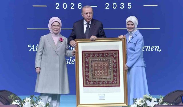 Cumhurbaşkanı Erdoğan'a takdim edilen 'Pazırık halısı' 360 bin ilmekle işlendi