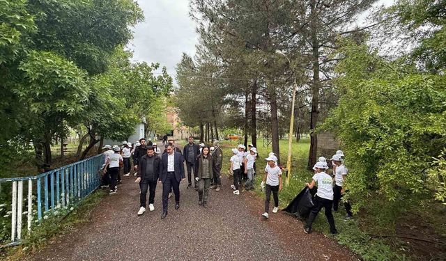 Dicle Kaymakamı Mustafa Atış, yeşil vatan için öğrencilerle birlikte okul bahçesini temizledi