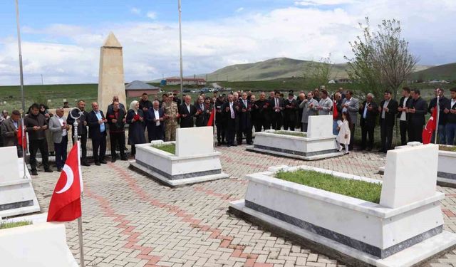 Edebük şehitleri kabirleri başında anıldı