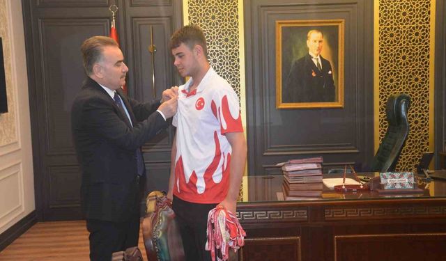 Edremitli muaythai sporcusu dünya şampiyonluğu için Malezya yolcusu