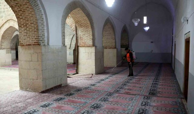 Elazığ'da bayram öncesi camilerde detaylı temizlik