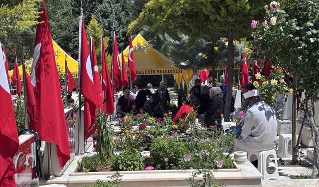 Gaziantep'te mezarlıklar ve şehitlikler Arefe günü doldu taştı