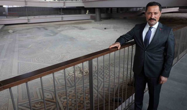 İnşaat çalışmalarında ortaya çıkan ve depremi hasarsız atlatan devasa mozaik ilk günkü ihtişamını koruyor