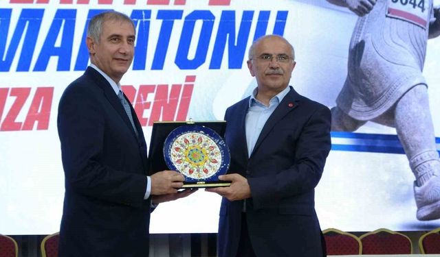 Malatya'da spor emekçileri onurlandırıldı, Arslantepe Yarı Maratonu'nun imzaları atıldı