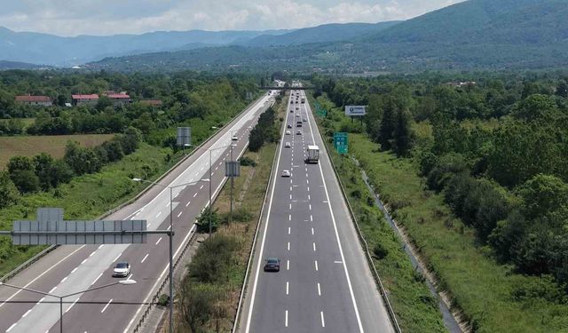 TEM Otoyolu'nun Düzce geçişinde bayramın ilk günü sakin geçiyor