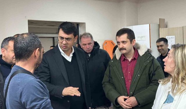 Uşak Valisi Kartal, zincirleme trafik kazasında yaralananları hastanede ziyaret etti