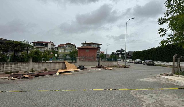 Uşak'ta kuvvetli fırtına hayatı olumsuz etkiledi