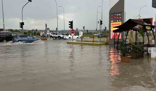 Uşak'ta sağanak yağış bazı bölgelerde etkili oldu