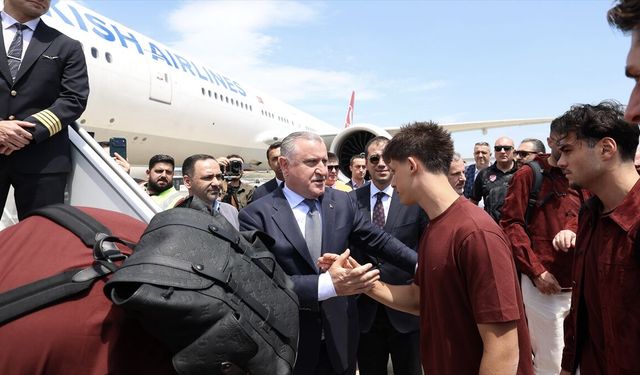 Gençlik ve Spor Bakanı Bak, A Milli Futbol Takımı'nı ABD'ye uğurladı