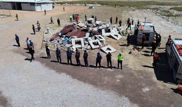 6 Şubat depreminde 40'a yakın akrabasını kaybeden AFAD gönüllüsü tatbikatta görev aldı