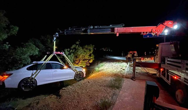 Ağaçlık alana uçan otomobilin acil çağrı sistemi ekipleri harekete geçirdi