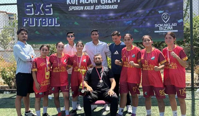 Cizreli kadınlar '5x5 Sokaklar Bizim' futbol turnuvasında bölge şampiyonu oldu