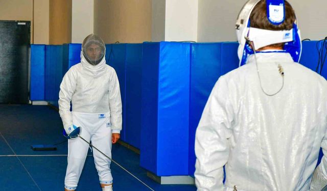 Esenyurt Belediyesi, gençleri disiplin ve stratejinin sporu eskrim ile buluşturuyor