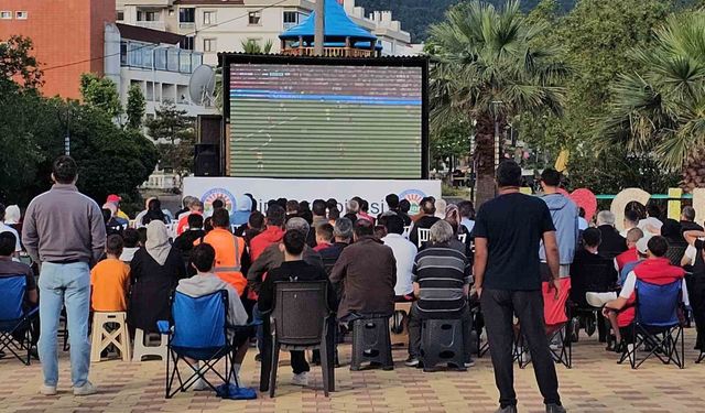 Milli maç heyecanı Kastamonu'da dev ekranda yaşandı