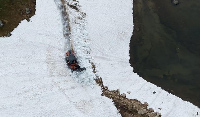 Rize'nin yayla yollarında kar temizleme çalışması devam ediyor