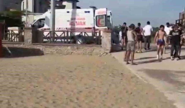 Serinlemek için girdiği denizde boğuldu, kardeşi hastaneye kaldırıldı