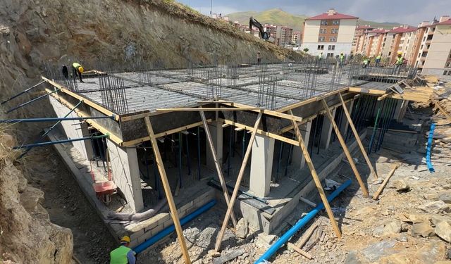 Yüksekova'da güvenli konut hamlesi: Pizok mevkiinde 48 konutun yapımı sürüyor