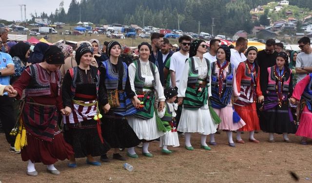 1500 rakımlı yaylada 88 yıllık gelenek: Binlerce kişi kol kola horon oynadı