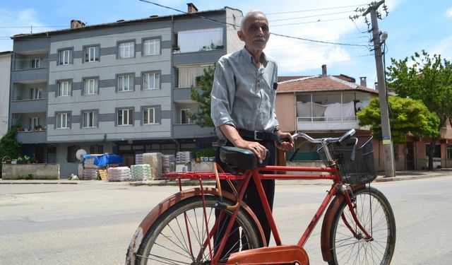 İnegöl'de bisikletiyle yıllardır mahalleyi dolaşan muhtar, sağlıklı kalmasını aktif yaşamına bağlıyor