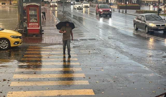 Tekirdağ'da gök gürültülü sağanak etkili oldu