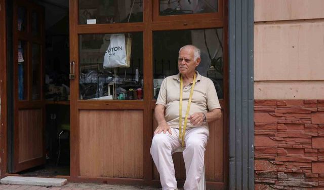 3 metrekarelik dükkanda konfeksiyona direniyor
