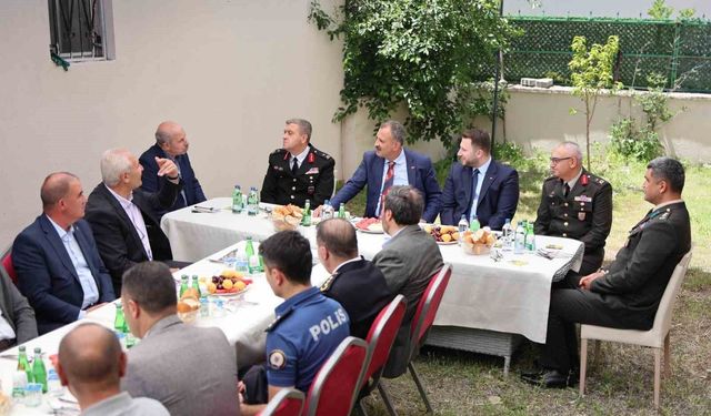 Ağrı Valisi Bozkurt'tan 15 Temmuz gazisi Yusuf Balıkçı'ya evinde ziyaret