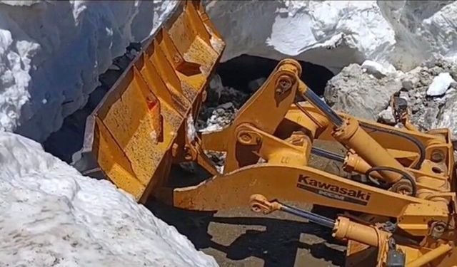 Bingöl'de yazın ortasında kar temizliği