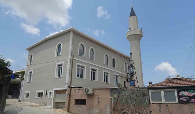Depremin ardından inşa edilen 131. cami dualarla ibadete açıldı