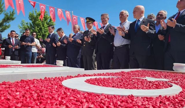 Erzurum protokolü şehitlikleri ziyaret etti