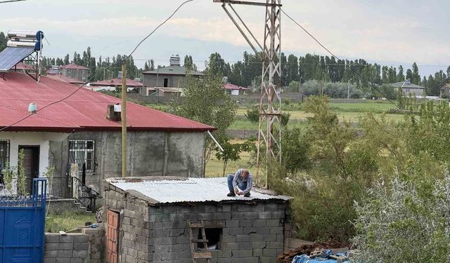 Iğdır'da fırtına çatıları uçurdu