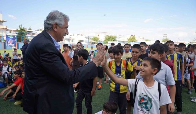 Kahta Belediyesi'nden yaz spor okulları öğrencilerine forma desteği