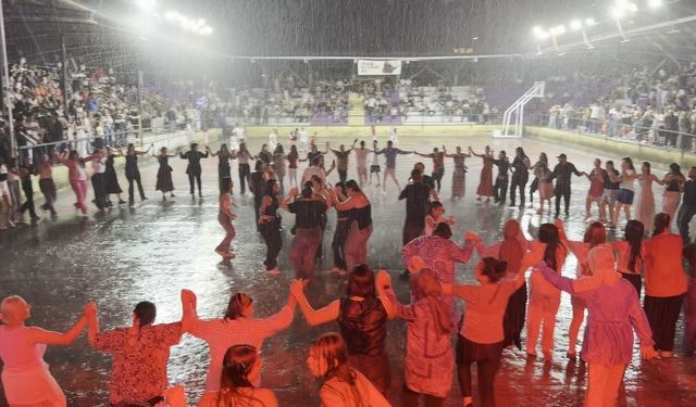 Karadeniz'de konser böyle olur: Sağanak yağmur başladı, onlar horona devam etti