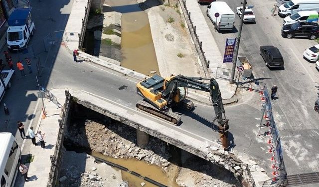 Ordu'da sağanak sonrası taşkın riski bulunan derede güvenli köprü çalışması